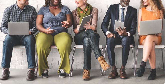 Empleo - gente sentada trabajando