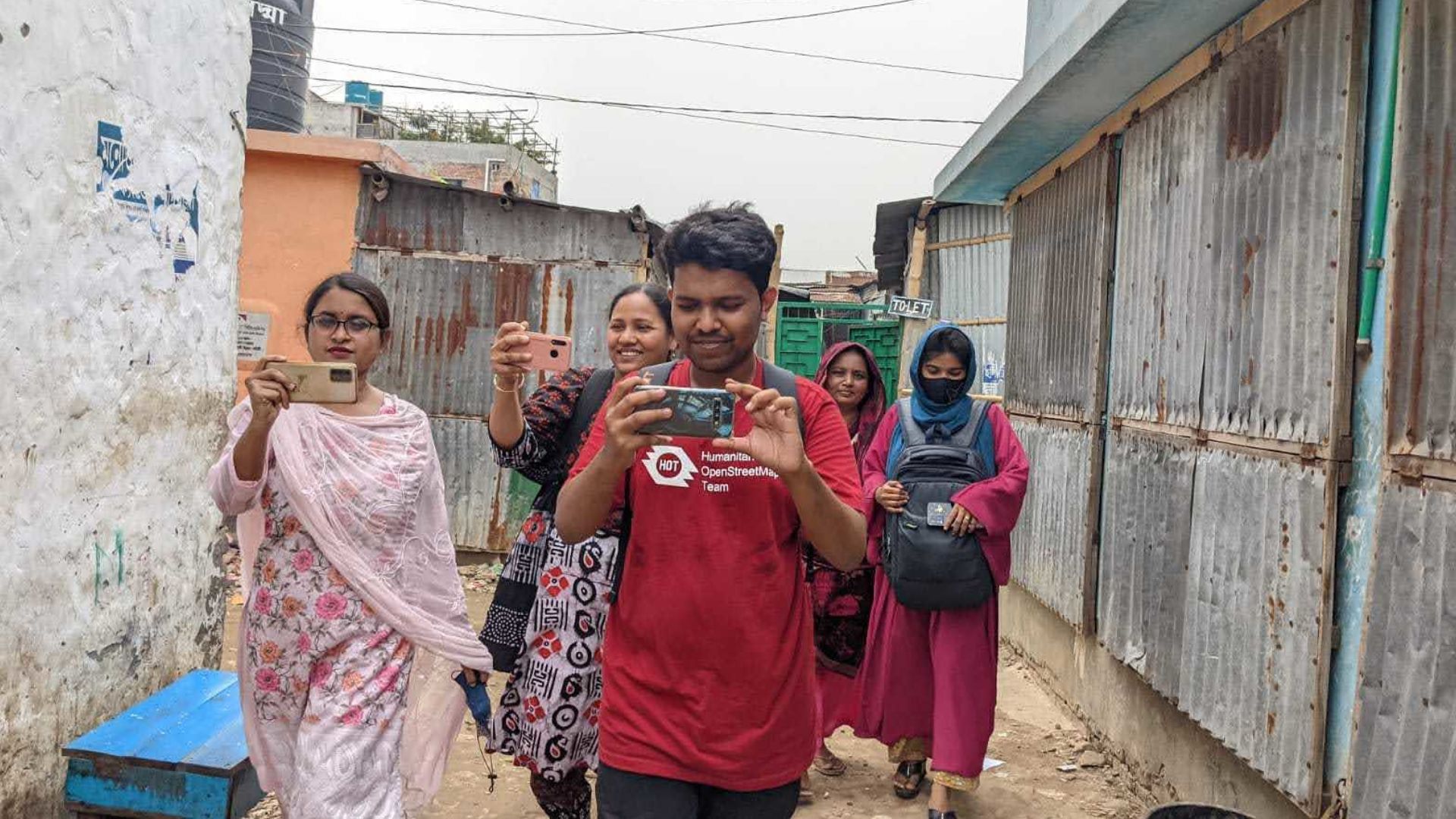 Personas con móviles captando datos en la calle