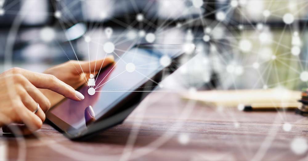 Manos femeninas con tableta digital e iconos que representan datos y conexiones. 