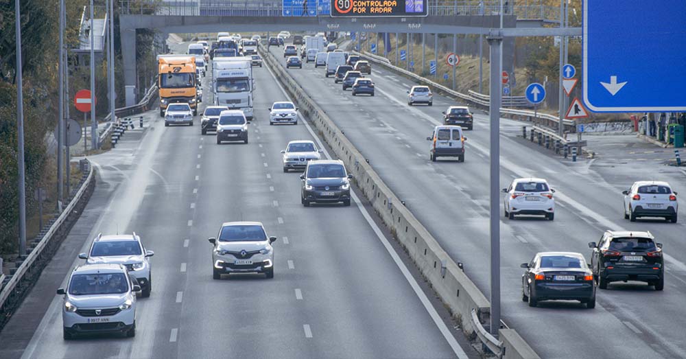 Coche en carretera con tráfico denso 