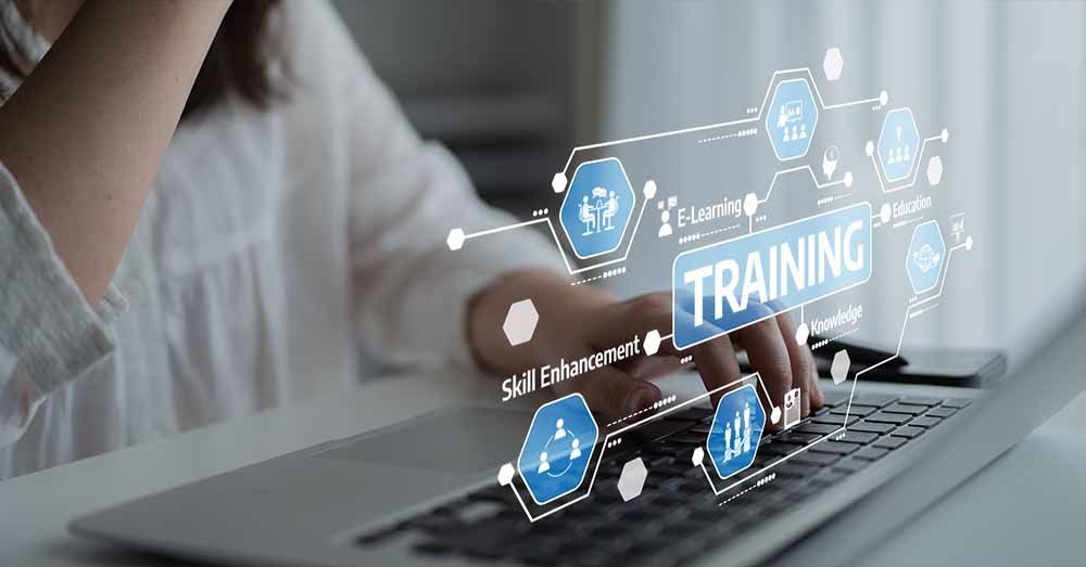 Un joven profesional utiliza un ordenador portátil para una sesión de formación en línea.