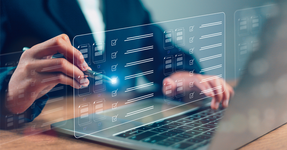 Guía técnica: Implementación de SHACL Persona marcando la casilla correspondiente en la lista de verificación de control de calidad con un bolígrafo digital.