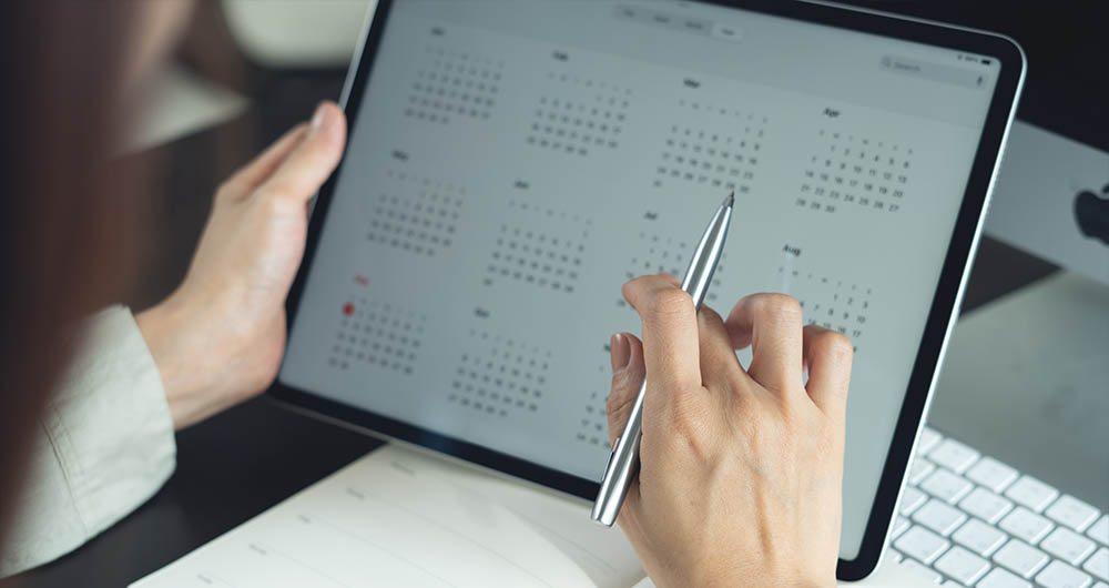 Una persona escribiendo en un calendario
