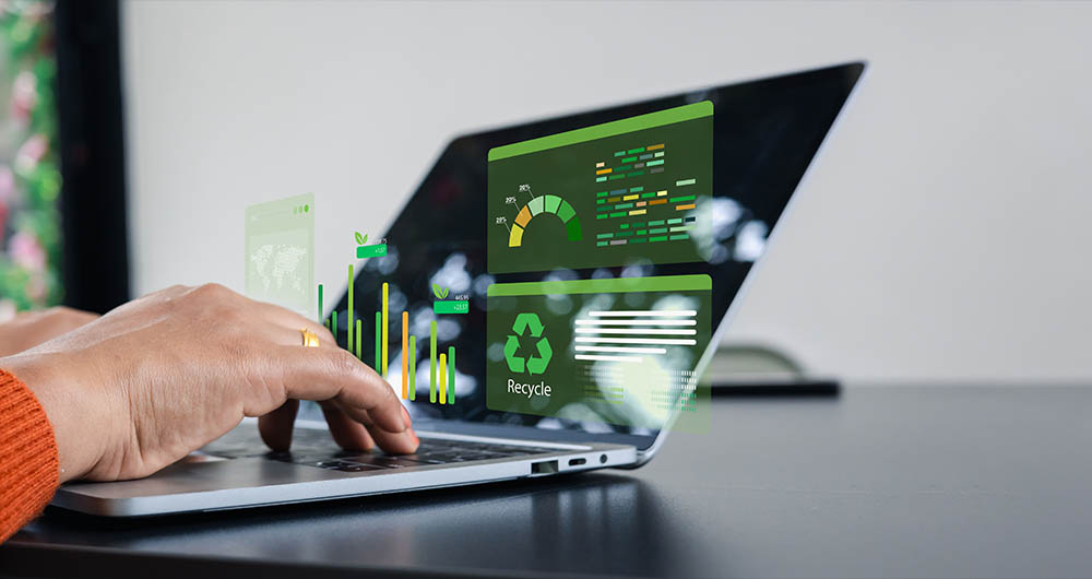 Persona trabajando en un ordenador