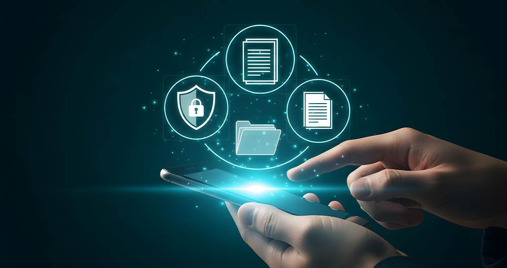 Una persona con un teléfono móvil 