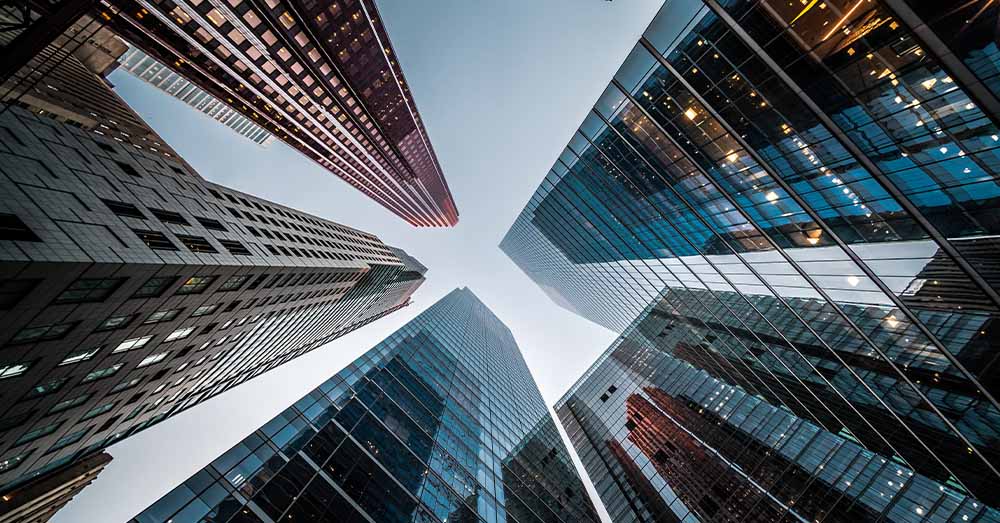 Varios edificios fotografiados desde abajo