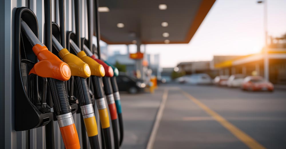 Surtidores  de gasolina y diésel en una gasolinera
