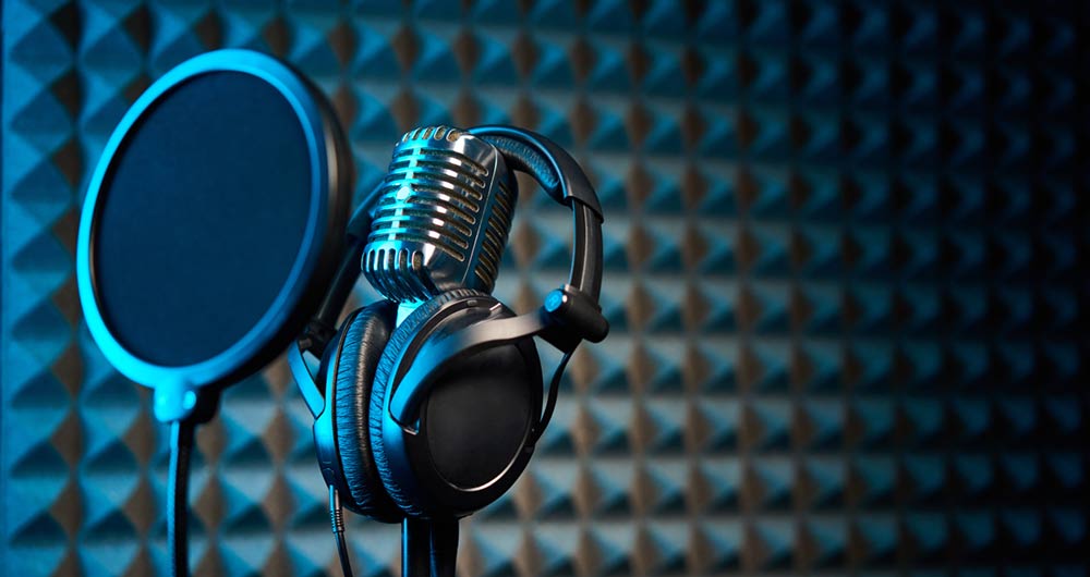 Micrófono para grabar podcasts en un estudio con luces de neón.