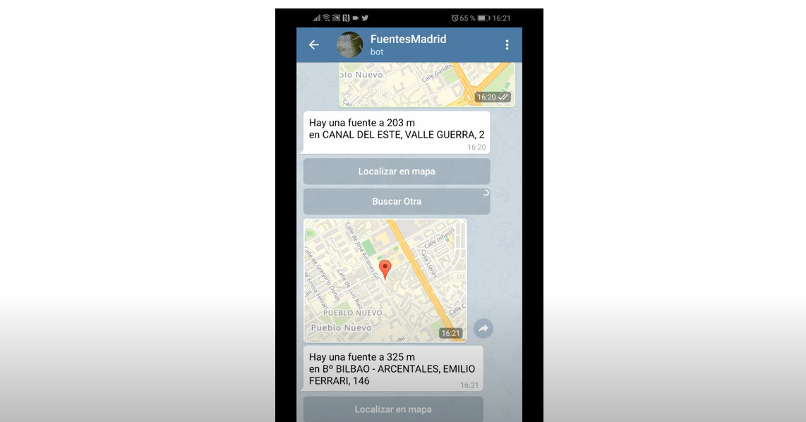 Captura de pantalla de la aplicación en la que aparece un teléfono móvil y una pantalla de Telegram