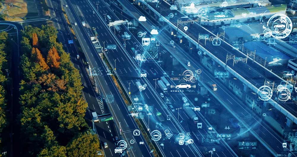 carreteras con vehículos e iconos de datos delante