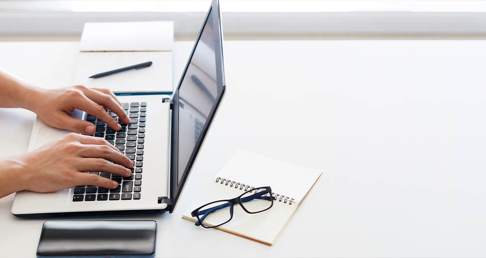 Imagen neutra de una persona trabajando en un ordenador