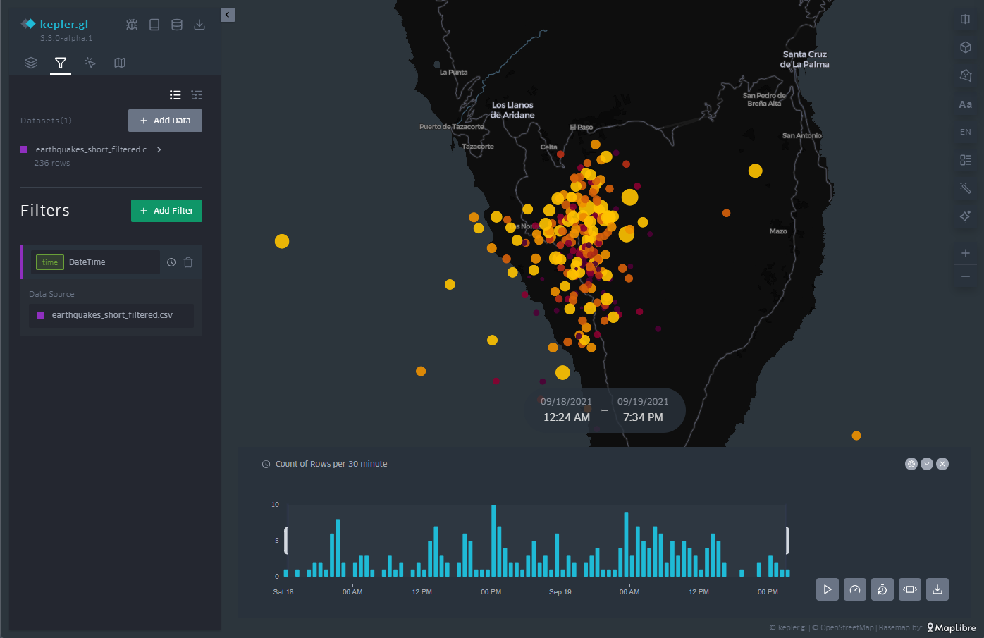 Mapas con los seísmos en la isla de la Palma a través de puntos con un filtro temporal aplicado a toda la secuencia de datos en la parte inferior. El intervalo a media altura en el histograma especifica la longitud temporal.  