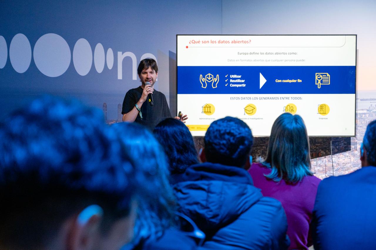 Fotografía tomada durante la presentación del Talent Arena en el Mobile World Congress. En la foto se puede ver la diapositiva de la presentación en la que se explica el concepto de los datos abiertos