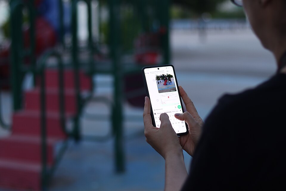 Persona usando ChatMap en un móvil