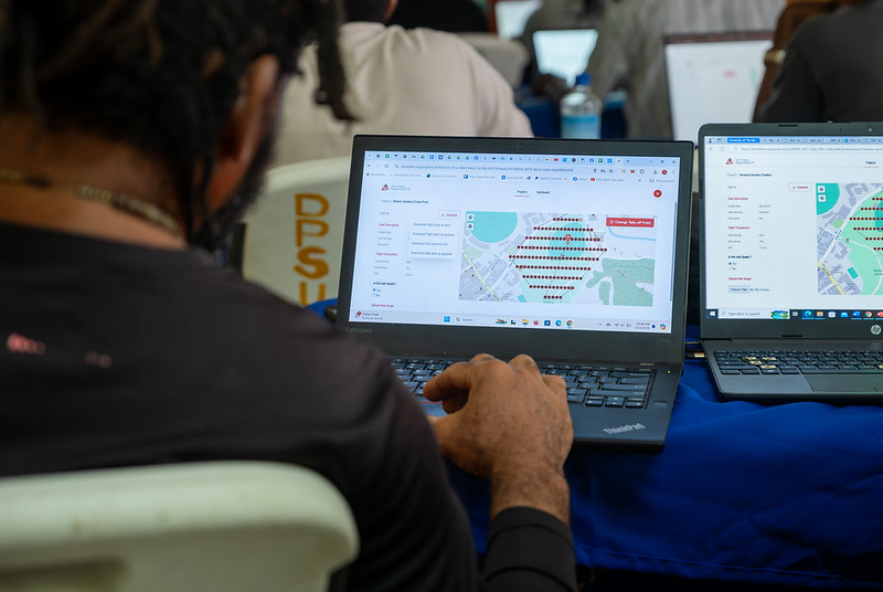 Persona con un ordenador usando Drone Tasking Manager (DroneTM).