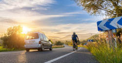 Una bicicleta y un coche en la carretera