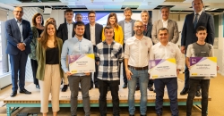 Foto de los ganadores del Desafío Aporta junto a Alberto Martínez LaCambra, Director General de Red.es, y varios miembros del jurado.