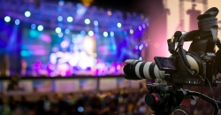Cámara grabando un gran evento