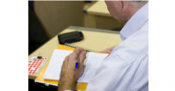 Fotografía de un hombre escribiendo