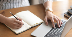 Una persona escribiendo en una libreta