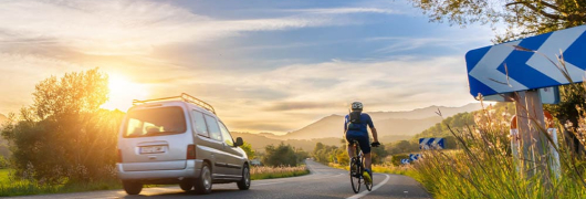 Una bicicleta y un coche en la carretera