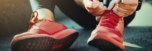 Deportista atándose los cordones