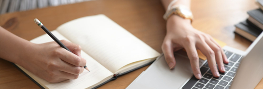 Una persona escribiendo en una libreta
