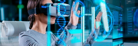 Mujer con gafas de realidad aumentada visualizando datos