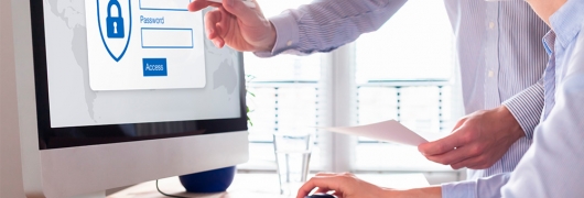 Pantallas ordenador con interfaz donde escribir usuario y contraseña