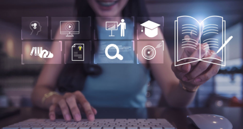 Chica tecleando en el ordenador e iconos que representan cursos de verano de datos.