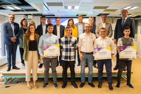 Foto de los ganadores del Desafío Aporta junto a Alberto Martínez LaCambra, Director General de Red.es, y varios miembros del jurado.