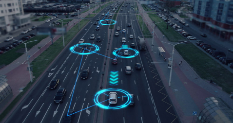 El papel de los datos en el impulso de los vehículos autónomos Vehículos autónomos en una carretera
