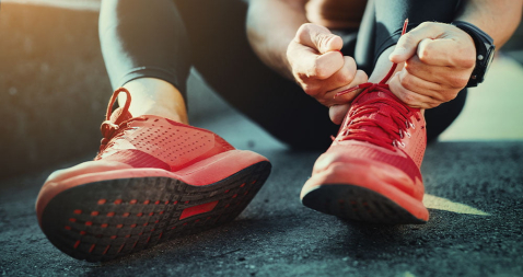 Deportista atándose los cordones