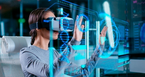 Mujer con gafas de realidad aumentada visualizando datos