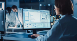 Investigadora delante de pantalla con datos
