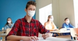 alumno en clase con mascarilla