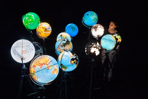 Representación de varios globos terráqueos iluminados