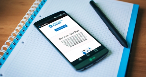 Movil en el que aparece una imagen del concurso de datos abieros de Eskadi