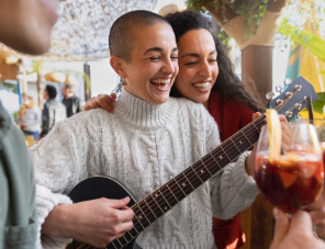 Cultura y ocio - mujeres tocando la guitarra