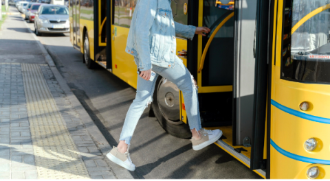 Transporte - hombre subiendo al bus