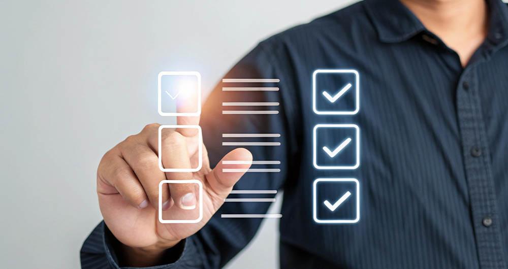 Persona tachando unos campos de una lista