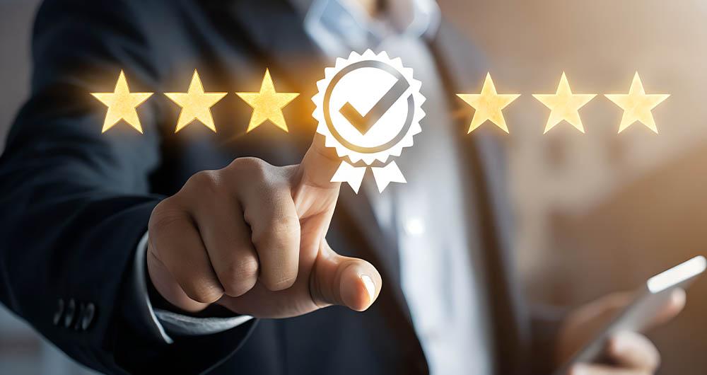 Persona interactuando con unos iconos