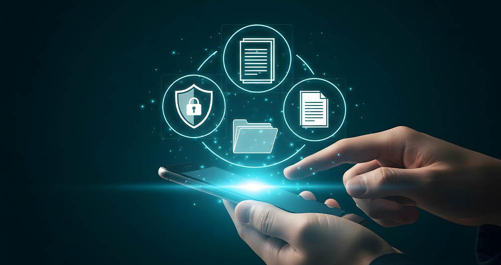 Una persona con un teléfono móvil 